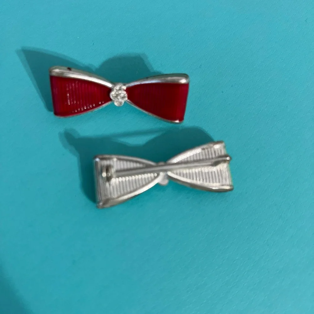 2 Vintage Elegant Brooch pins - Red and Green
